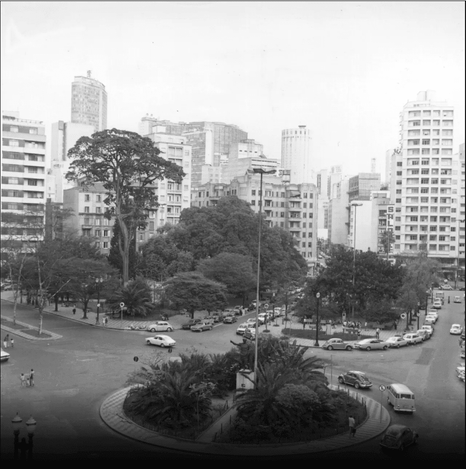 A árvore Chichá em destaque na vegetação no Largo do Arouche em 1967. Arquivo Folha
